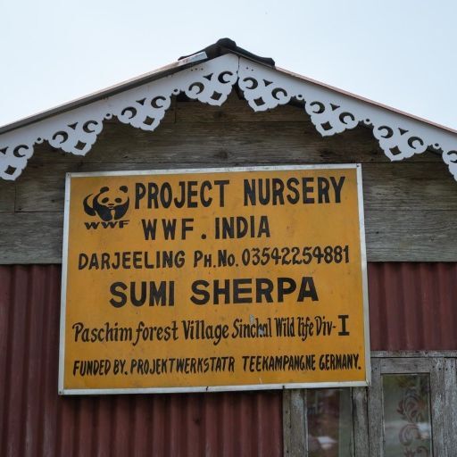 Schild der Baumschule im Paschim Forest mit Hinweis auf die Unterstützung der Teekampagne
